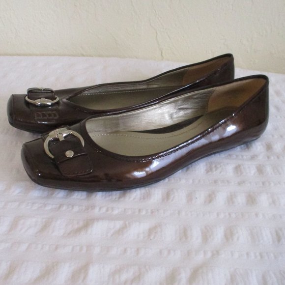 AK Impress Iflex Brown Patent Flats Buckle Accent Size 8.5M - Picture 1 of 8